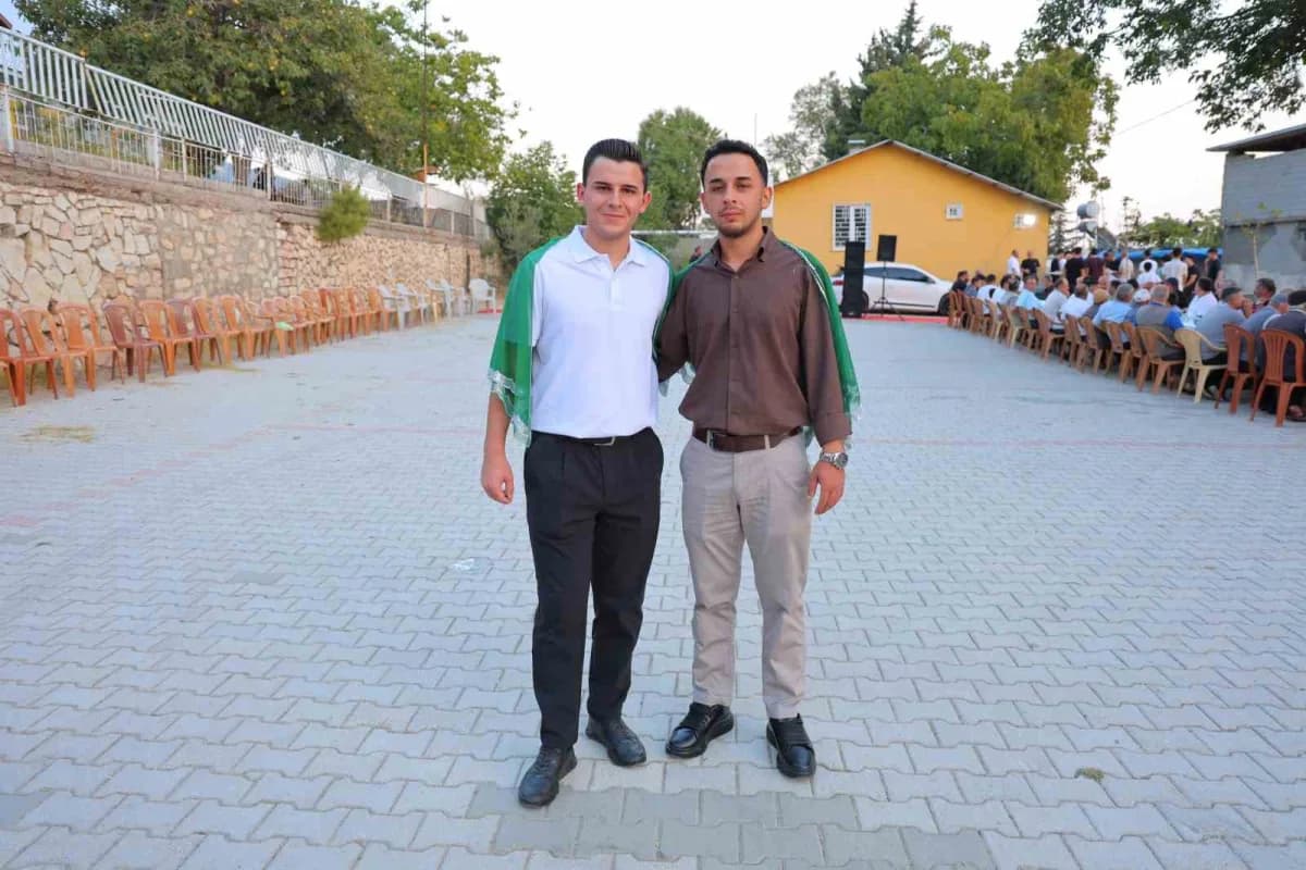 Kahramanmaraş'ta ikiz kardeşler Osman ve Orhan Topuz için düzenlenen asker eğlencesinde davul zurna eşliğinde halay çeki