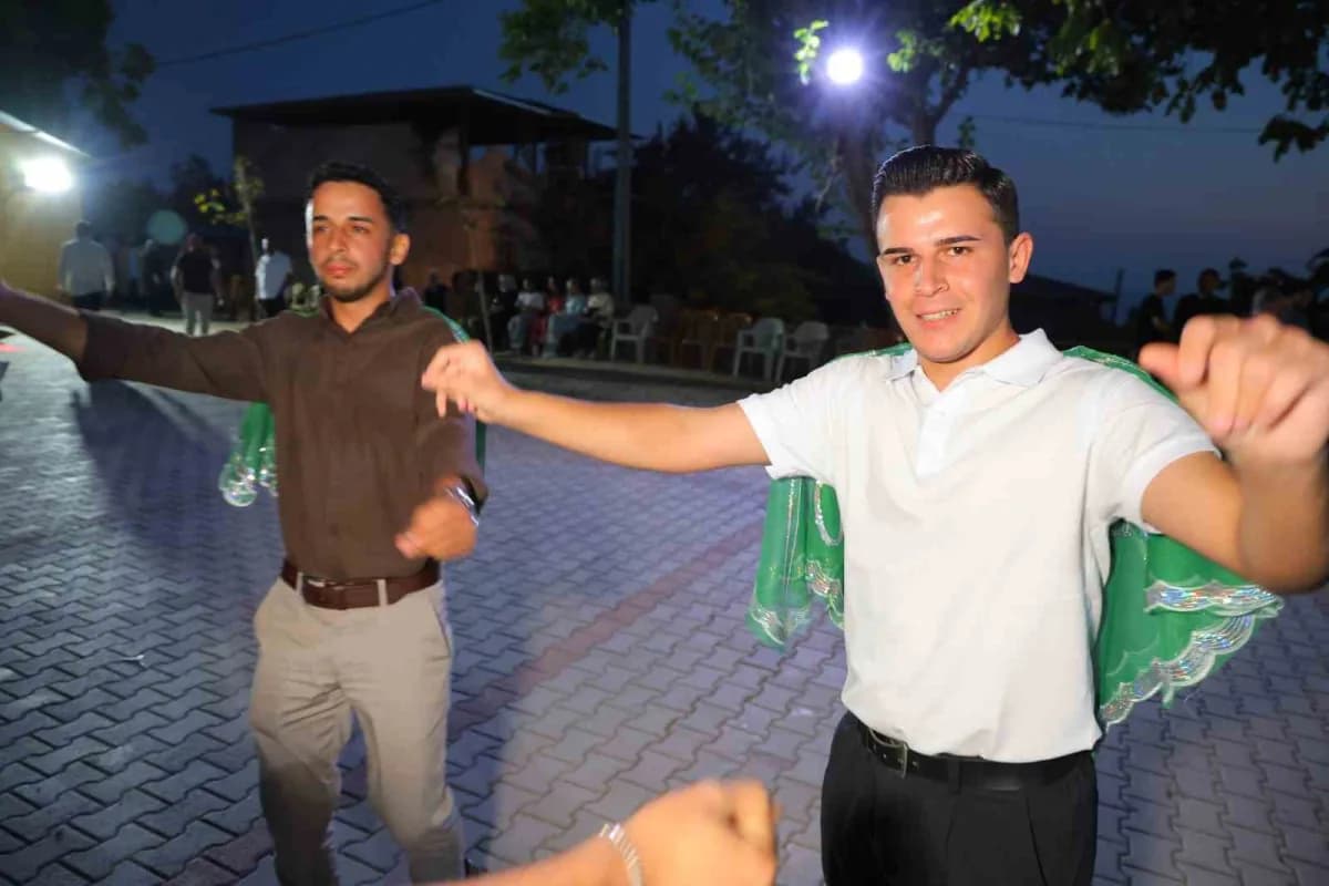Kahramanmaraş’ta ikiz kardeşler, vatani görevlerini birlikte yapacak olmanın mutluluğunu yaşarken asker eğlencesinde yak