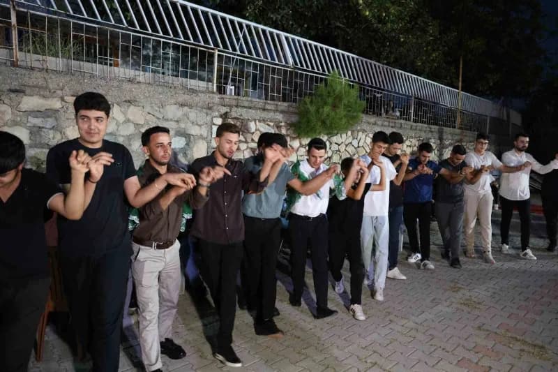 İkiz kardeşler için mahallede düzenlenen eğlencede davul ve zurna eşliğinde halaylar çekilirken, aileleri ve arkadaşları