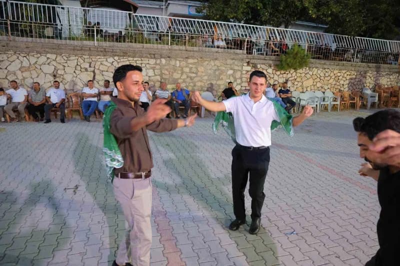 Dulkadiroğlu ilçesine bağlı Göllü Mahallesi’nde düzenlenen asker eğlencesinde yakınlarıyla bir araya gelen ikiz kardeşle