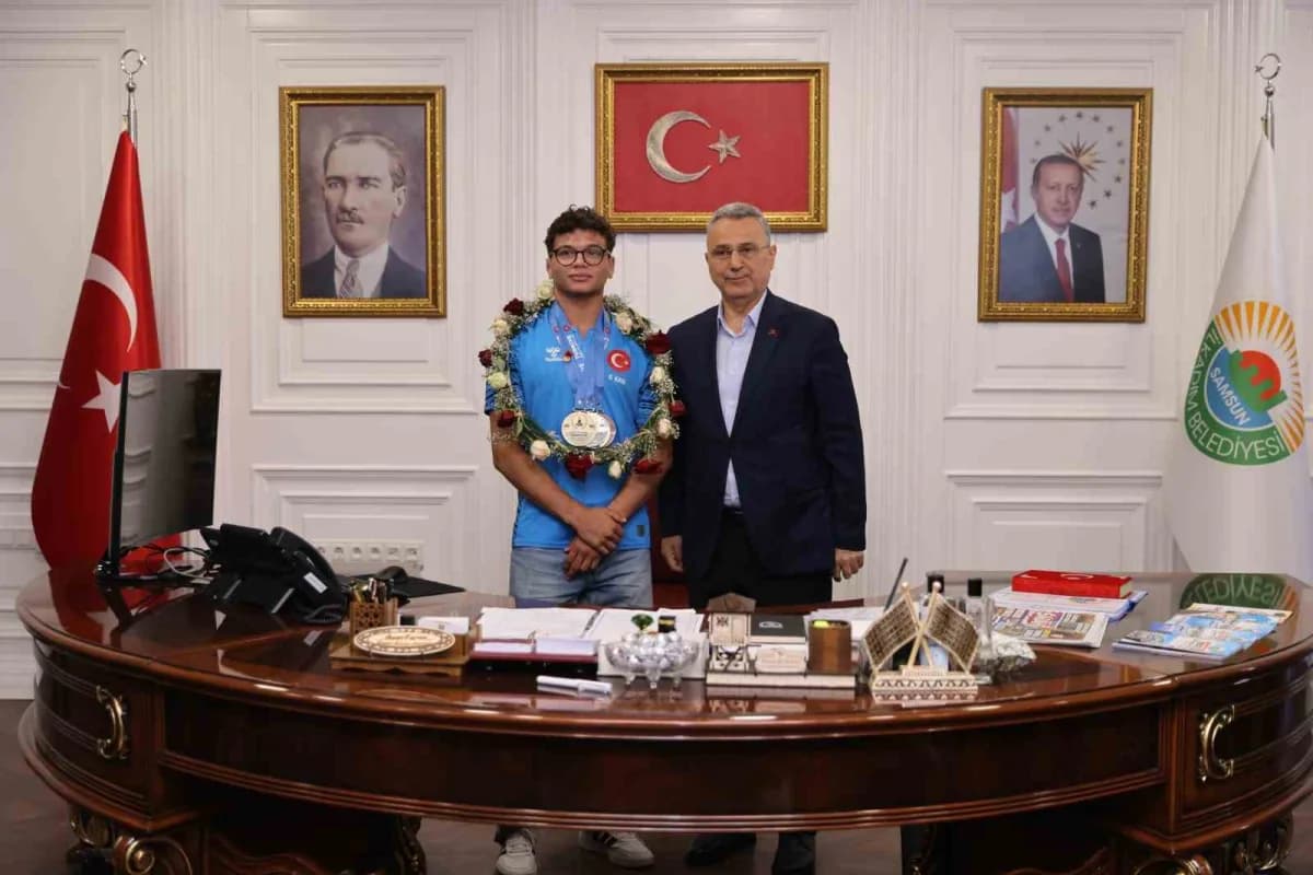 Samsun İlkadım Belediye Başkanı İhsan Kurnaz, Yağlı Güreş Cumhurbaşkanlığı Kupası’nda gümüş madalya kazanan İlkadım Bele