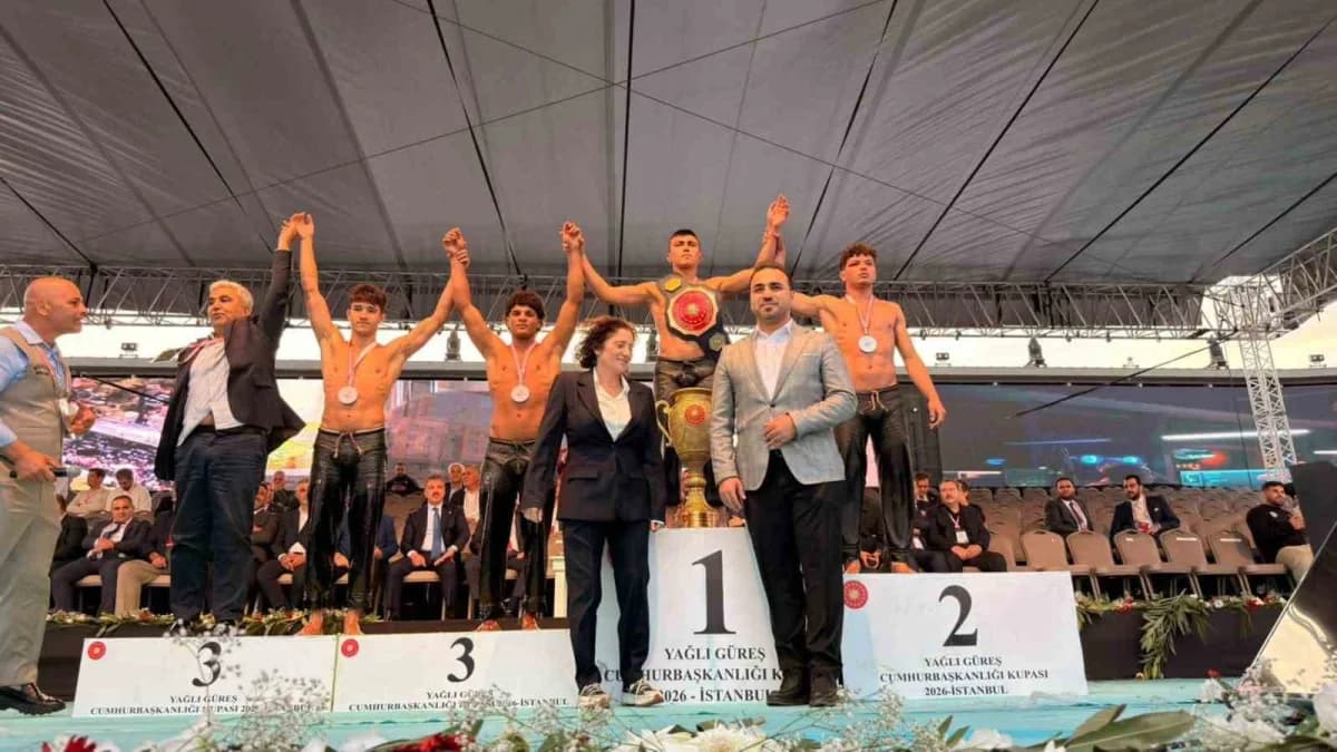 Yağlı Güreş Cumhurbaşkanlığı Kupası’nda gümüş madalya kazanan İlkadım Belediyespor güreşçisi Oğuzhan Kaya madalyasını ta