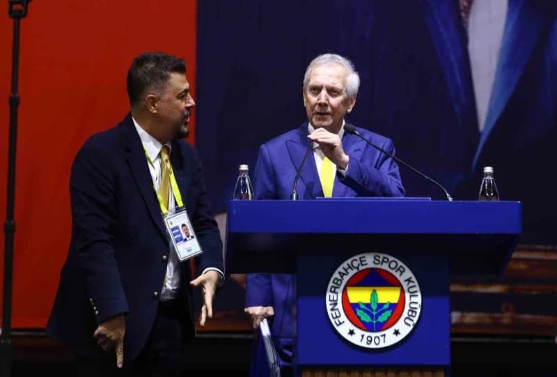 Toplantıda Fenerbahçe Başkanı Aziz Yıldırım’ın, Sadettin Saran yönetimine eleştiride bulunması sonrası önceki dönem Yöne
