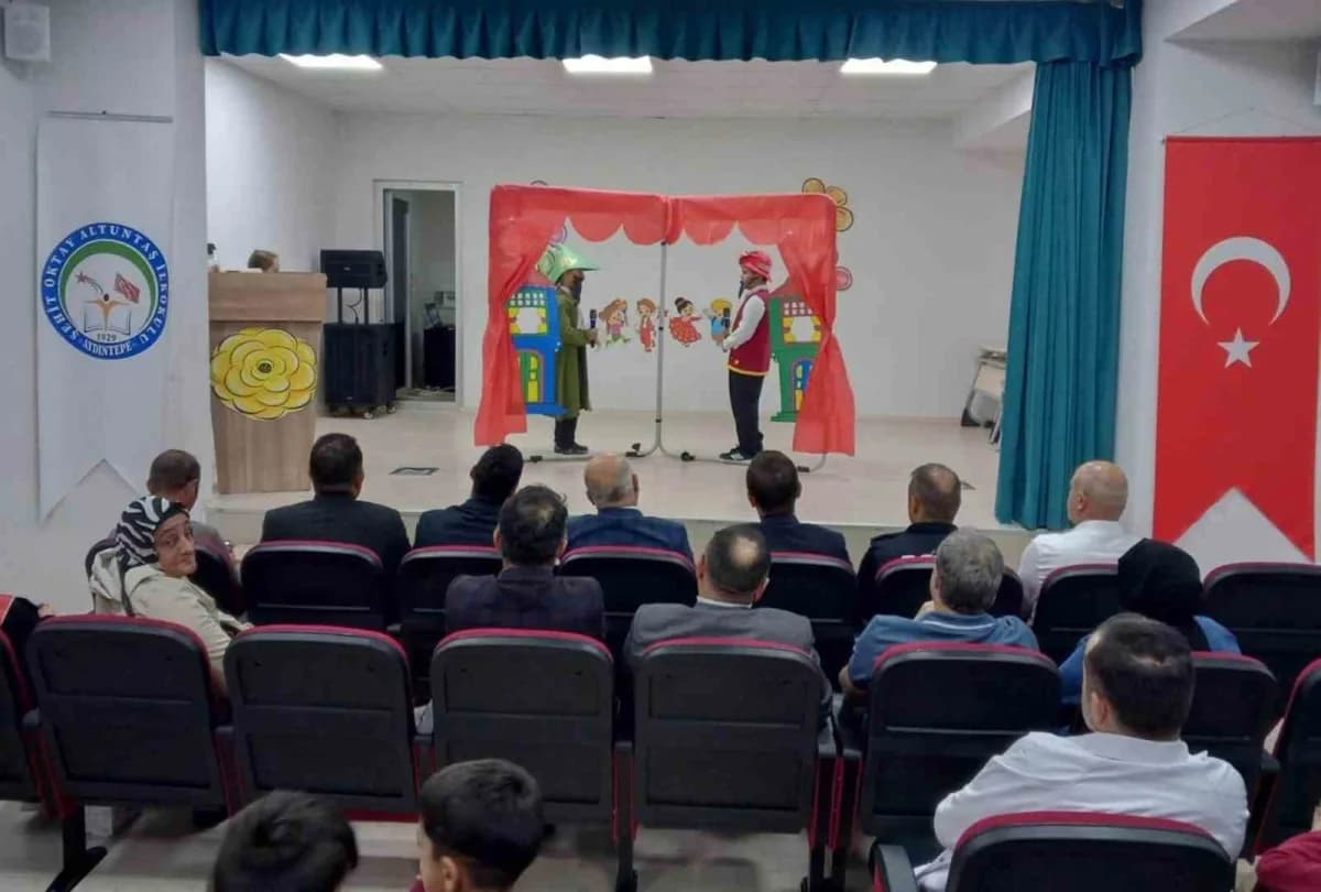 Aydıntepe’de İlköğretim Haftası etkinliklerinde öğrenciler gösteri sunarken ve bahçe sınıfı açılışı yapıldı