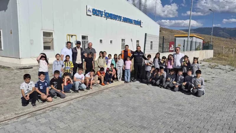 Erzurum Oltu içme suyu arıtma tesisini gezen ilkokul öğrencileri ve tesis yetkilileri