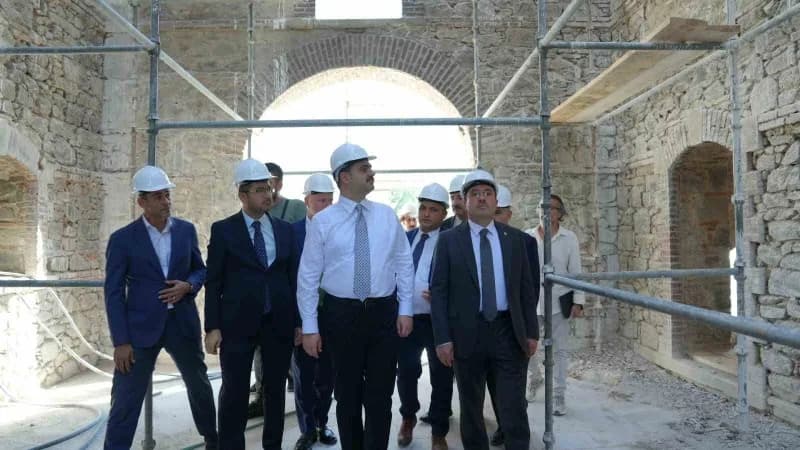 AK Parti Genel Sekreteri ve İzmir Milletvekili Eyyüp Kadir İnan, kütüphaneye dönüştürülen İzmir'deki Tarihi Un Fabrikası