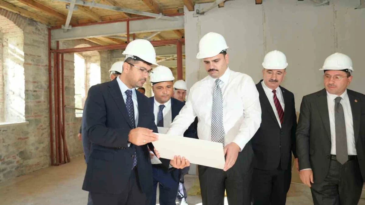 İzmir’deki Tarihi Un Fabrikası kütüphane dönüşüm çalışmaları sırasında AK Parti Genel Sekreteri Eyyüp Kadir İnan incelem