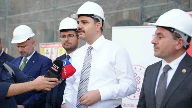 AK Parti Genel Sekreteri ve İzmir Milletvekili Eyyüp Kadir İnan, kütüphaneye dönüştürülen İzmir'deki Tarihi Un Fabrikası