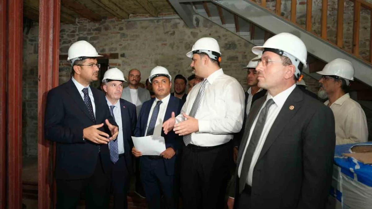 AK Parti Genel Sekreteri ve İzmir Milletvekili Eyyüp Kadir İnan, kütüphaneye dönüştürülen İzmir'deki Tarihi Un Fabrikası