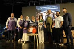 Germencik 22. İncir Festivali’nde düzenlenen İncirli Lezzetler Yarışması’nda jüriye tatlı sunan yarışmacılar