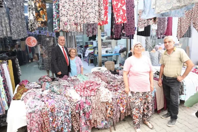 Aydın’ın İncirliova ilçesinde Belediye Başkanı Aytekin Kaya, pazarı ziyaret ederek esnaf ve vatandaşlarla bir araya geld