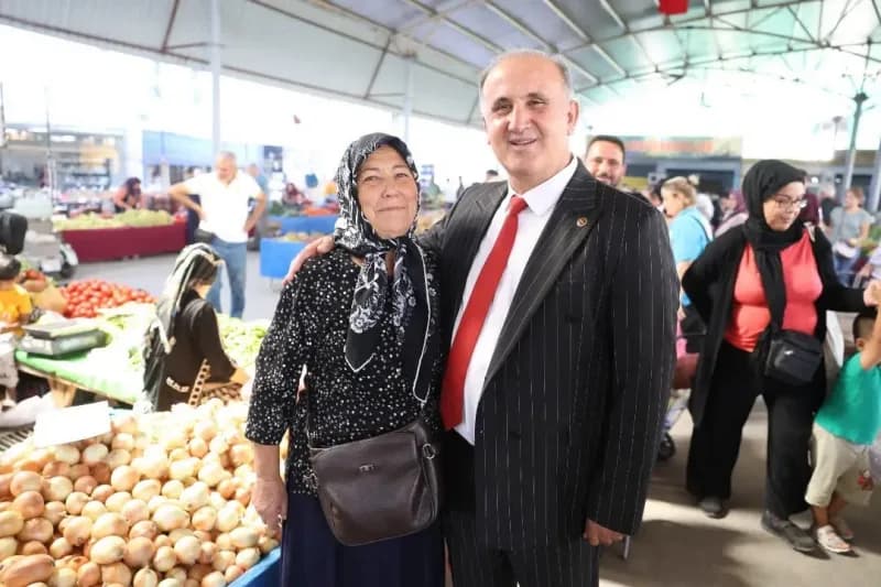 Aydın’ın İncirliova ilçesinde Belediye Başkanı Aytekin Kaya, pazarı ziyaret ederek esnaf ve vatandaşlarla bir araya geld