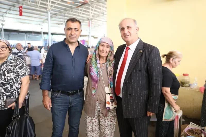 Aydın’ın İncirliova ilçesinde Belediye Başkanı Aytekin Kaya, pazarı ziyaret ederek esnaf ve vatandaşlarla bir araya geld