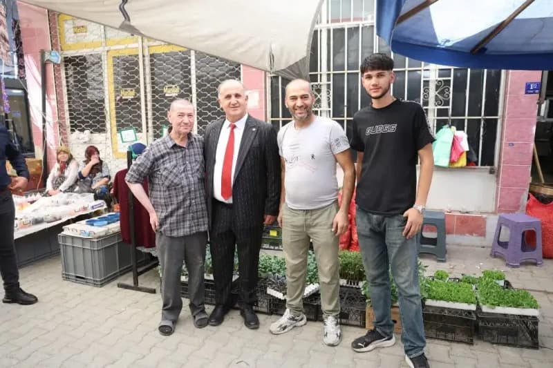 Aydın’ın İncirliova ilçesinde Belediye Başkanı Aytekin Kaya, pazarı ziyaret ederek esnaf ve vatandaşlarla bir araya geld