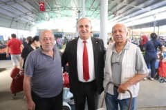 İncirliova Belediye Başkanı Aytekin Kaya, pazar esnafı ve vatandaşlarla sohbet ederken