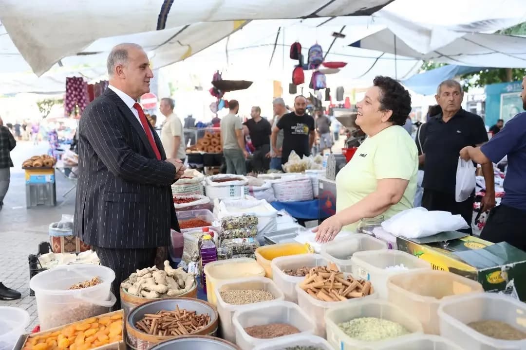Aydın’ın İncirliova ilçesinde Belediye Başkanı Aytekin Kaya, pazarı ziyaret ederek esnaf ve vatandaşlarla bir araya geld