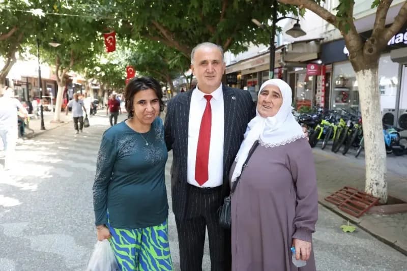 Aydın’ın İncirliova ilçesinde Belediye Başkanı Aytekin Kaya, pazarı ziyaret ederek esnaf ve vatandaşlarla bir araya geld