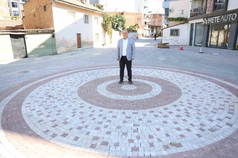 İncirliova Belediye Başkanı Aytekin Kaya, İstiklal Mahallesi’nde yol yapım çalışmalarını yerinde inceliyor