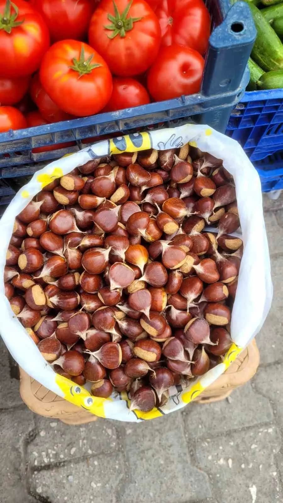 İnebolu ilçesinde kurulan semt pazarında kilogramı 400 liradan satılan kestane tezgahı
