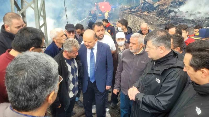 Kastamonu Valisi Meftun Dallı, İnebolu ilçesi çok sayıda evin yandığı Deresökü köyünde incelemelerde bulundu.