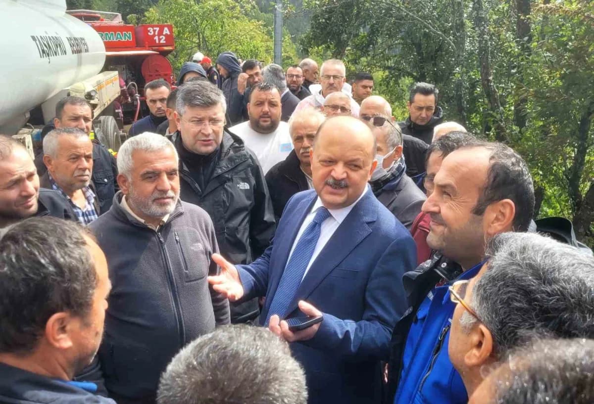 Kastamonu Valisi Meftun Dallı, İnebolu ilçesi çok sayıda evin yandığı Deresökü köyünde incelemelerde bulundu.