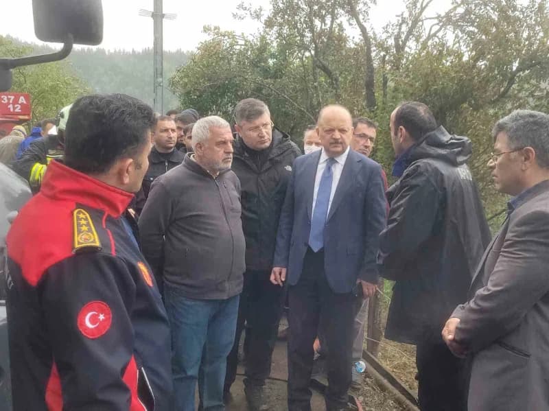 Kastamonu Valisi Meftun Dallı, İnebolu ilçesi çok sayıda evin yandığı Deresökü köyünde incelemelerde bulundu.