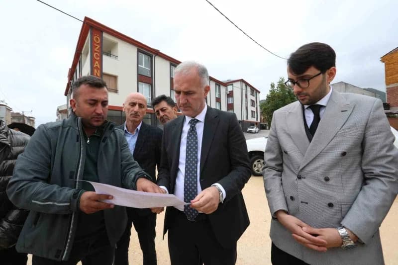 İnegöl Cerrah Mahallesi'nde 27 sokakta devam eden sathi kaplama çalışmaları ve belediye ekipleri