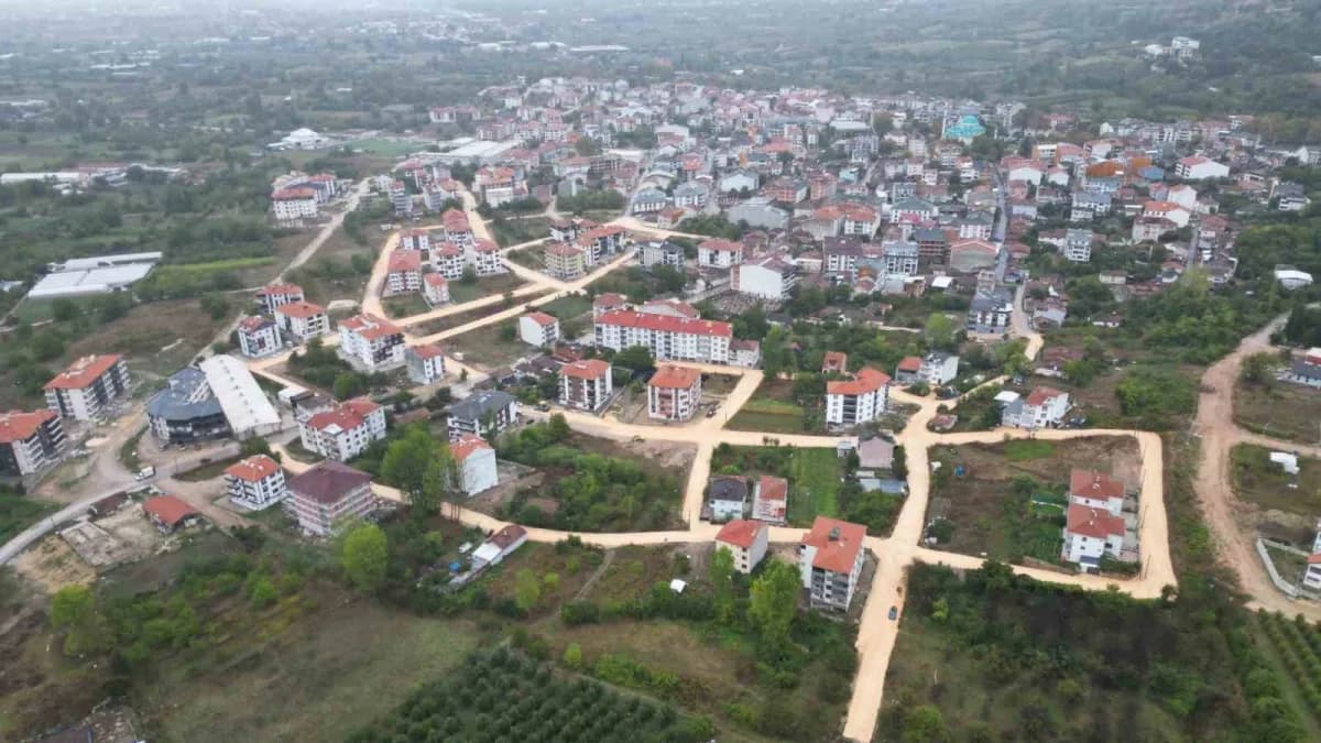 İnegöl Belediyesi, Cerrah Mahallesinde Yeni yapılaşmaların olduğu bölgede 27 sokağın sathi kaplaması için çalışma başlat