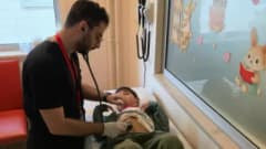 İnegöl Devlet Hastanesi koridorlarında görev yapan genç doktorlar ve sağlık çalışanları