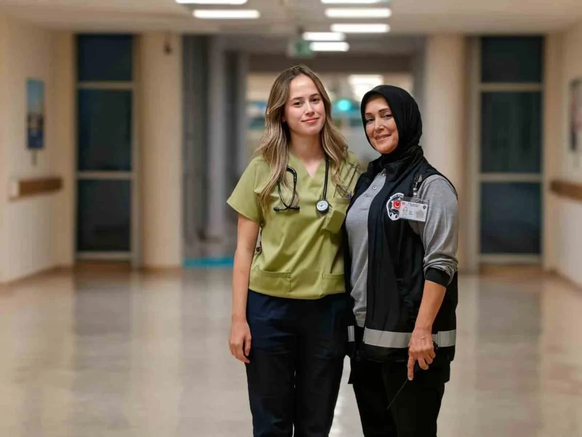 Doktor İrem Demiray (24) ve 19 yıldır güvenlik görevlisi olarak görev yapan Sevinç Demiray (52)