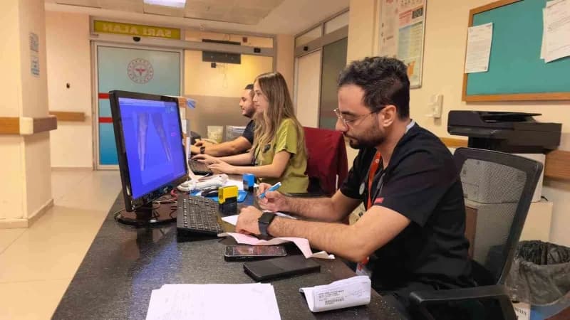 Bursa’nın İnegöl ilçesinde sağlık sektöründe yıllardır görev yapan iki çalışanın çocukları, anne ve babalarının izinden