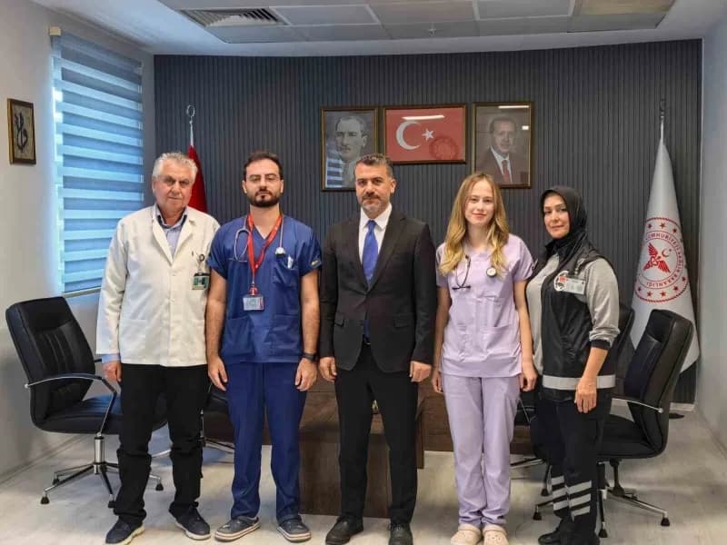 İnegöl Devlet Hastanesi koridorlarında görev yapan genç doktorlar ve sağlık çalışanları
