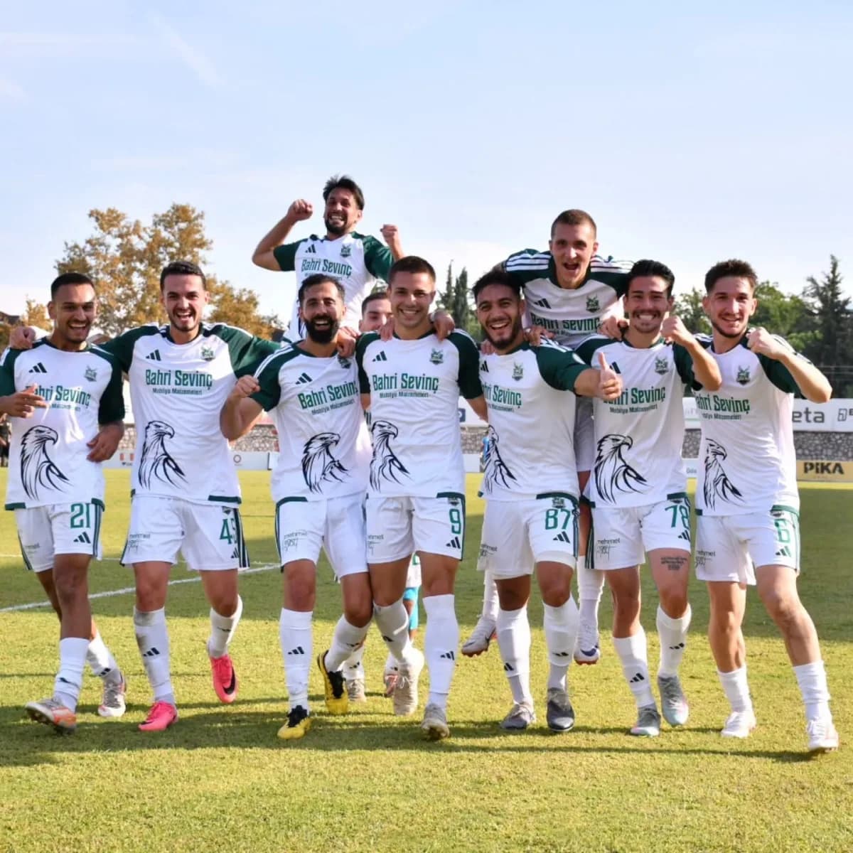 İnegöl Kafkaspor ve GMG Kastamonuspor futbolcularının TFF 2. Lig maçında mücadele anı