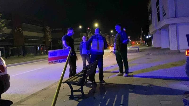 Bursa’nın İnegöl ilçesinde gece saatlerinde meydana gelen kazada kontrolden çıkan otomobil kaldırıma çıkarak tabelaları