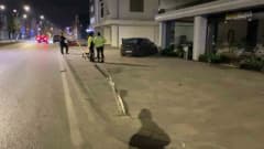Bursa İnegöl Mahmudiye Mahallesi Ertuğrulgazi Caddesi’nde kontrolden çıkan otomobil kaldırıma çıkarak tabelaları devirdi