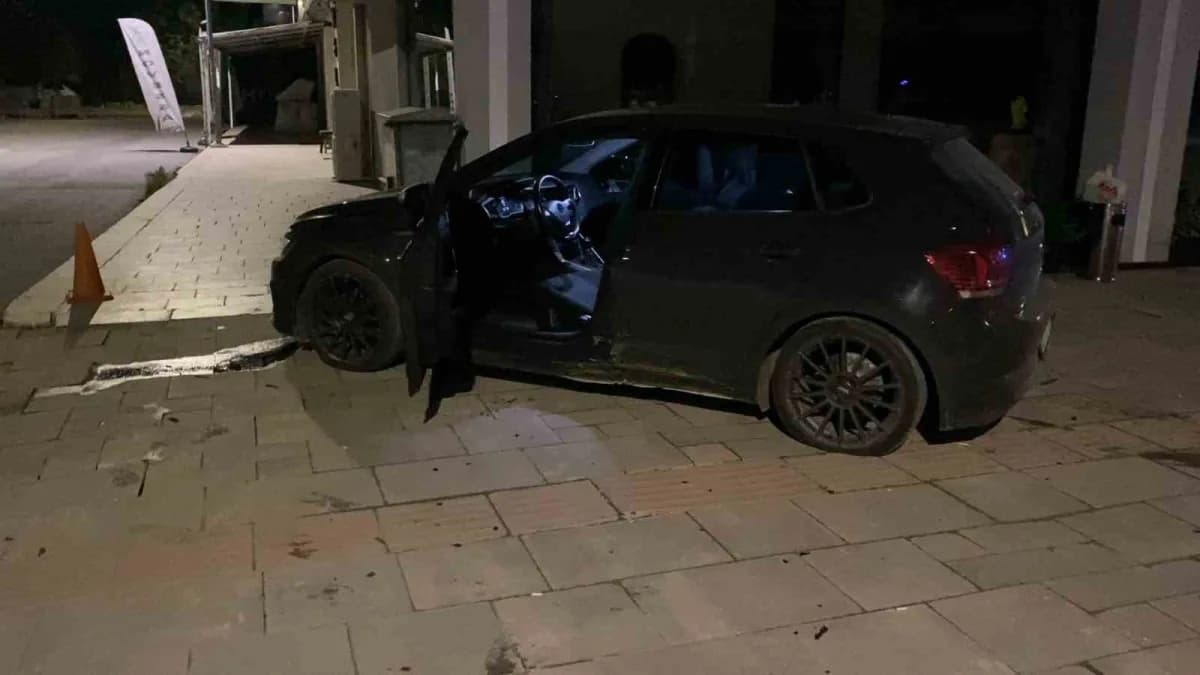 Bursa’nın İnegöl ilçesinde gece saatlerinde meydana gelen kazada kontrolden çıkan otomobil kaldırıma çıkarak tabelaları