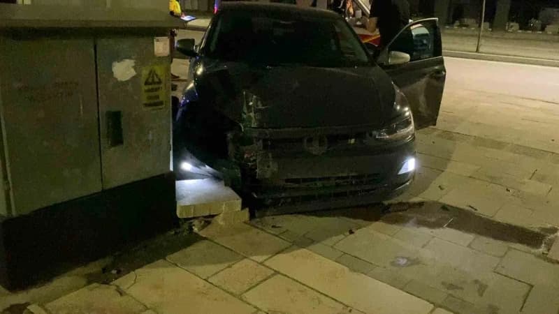 Bursa’nın İnegöl ilçesinde gece saatlerinde meydana gelen kazada kontrolden çıkan otomobil kaldırıma çıkarak tabelaları