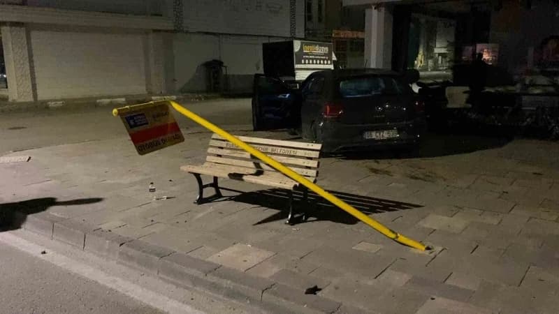 Bursa’nın İnegöl ilçesinde gece saatlerinde meydana gelen kazada kontrolden çıkan otomobil kaldırıma çıkarak tabelaları