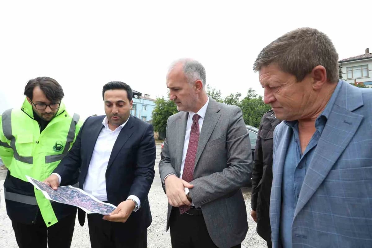 İnegöl Kurşunlu Mahallesi’nde belediye ekiplerinin yaptığı sathi kaplama çalışması