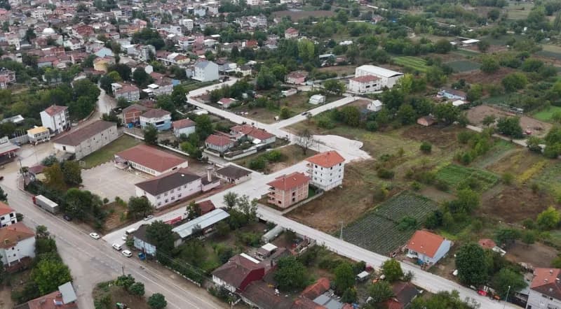 İnegöl Belediyesi, Kurşunlu Mahallesinde yapılaşmanın başladığı bölgelerde 8 sokakta 1300 metre uzunluğunda sathi kaplam