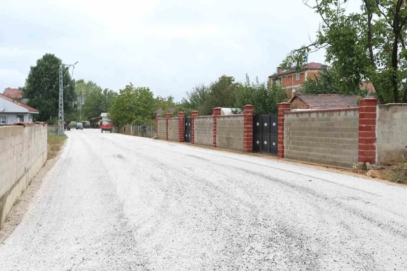 İnegöl Belediyesi, Kurşunlu Mahallesinde yapılaşmanın başladığı bölgelerde 8 sokakta 1300 metre uzunluğunda sathi kaplam
