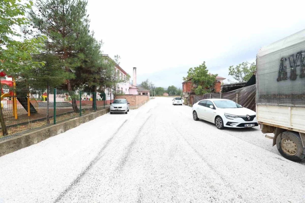 İnegöl Belediyesi, Kurşunlu Mahallesinde yapılaşmanın başladığı bölgelerde 8 sokakta 1300 metre uzunluğunda sathi kaplam