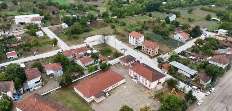 İnegöl Belediyesi, Kurşunlu Mahallesinde yapılaşmanın başladığı bölgelerde 8 sokakta 1300 metre uzunluğunda sathi kaplam