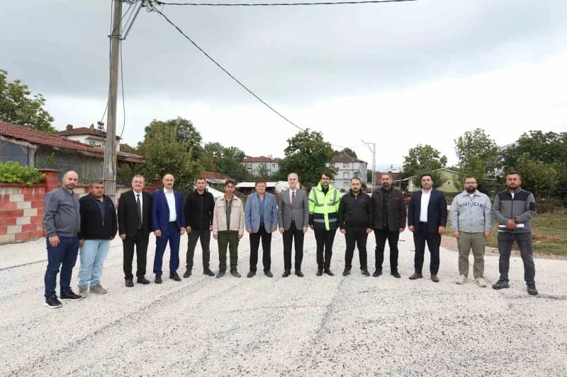 İnegöl Belediyesi, Kurşunlu Mahallesinde yapılaşmanın başladığı bölgelerde 8 sokakta 1300 metre uzunluğunda sathi kaplam