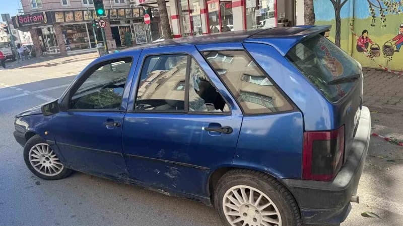 Bursa İnegöl’de otomobil ile motosikletin çarpıştığı kavşakta kaza sonrası olay yeri