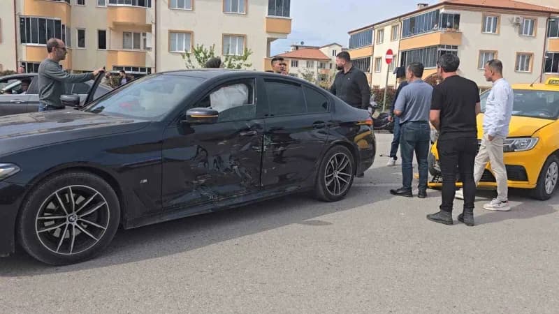 Bursa’nın İnegöl ilçesinde ticari taksi ile otomobilin çarpışması sonucu meydana gelen kazada 2 kişi yaralandı.