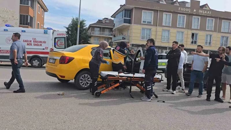 Bursa’nın İnegöl ilçesinde ticari taksi ile otomobilin çarpışması sonucu meydana gelen kazada 2 kişi yaralandı.