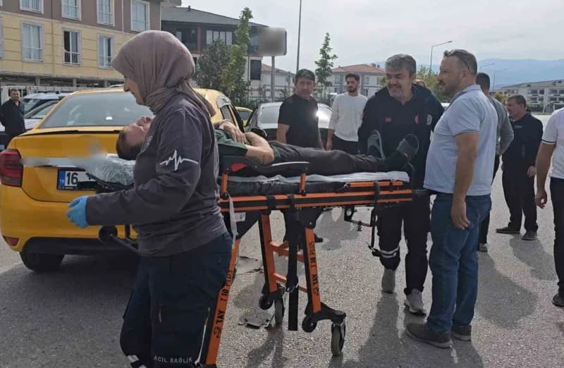 Bursa’nın İnegöl ilçesinde ticari taksi ile otomobilin çarpışması sonucu meydana gelen kazada 2 kişi yaralandı.
