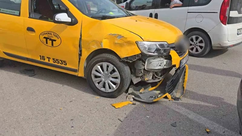 Bursa İnegöl’de ticari taksi ile otomobilin çarpıştığı kaza sonrası olay yeri