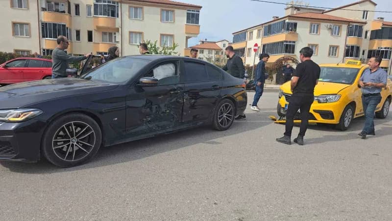 Bursa’nın İnegöl ilçesinde ticari taksi ile otomobilin çarpışması sonucu meydana gelen kazada 2 kişi yaralandı.